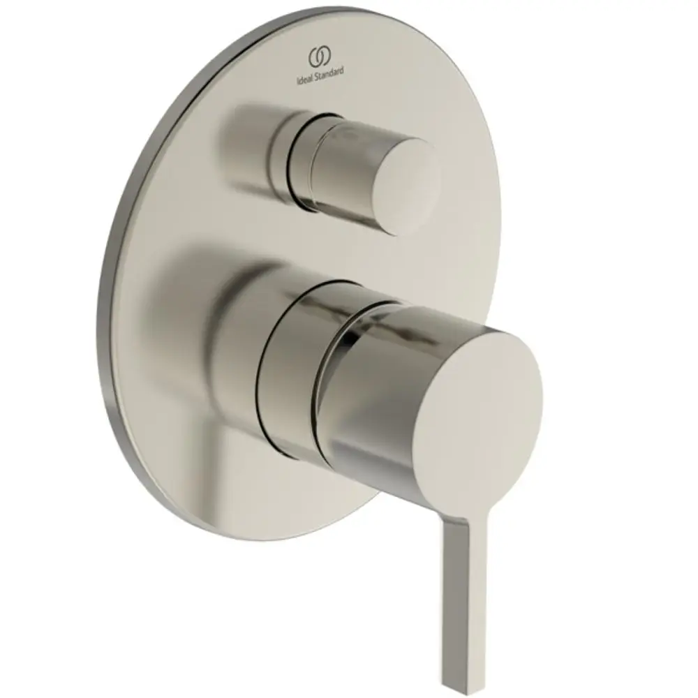Wandmontierte Armatur in Silber von Ideal Standard mit zwei Reglern, einem für die Temperatureinstellung und einem für den Wasserfluss. Rundes Design mit glatter Oberfläche.